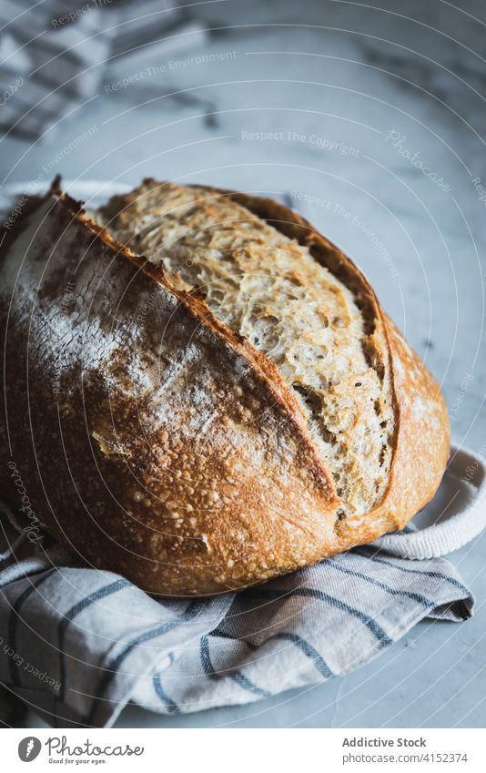 Nahaufnahme eines Laibes Brot Brötchen Kruste Bäckerei Gesundheit Korn Teigwaren köstlich Mittagessen frisch selbstgemacht Mahlzeit Diät braun gebacken