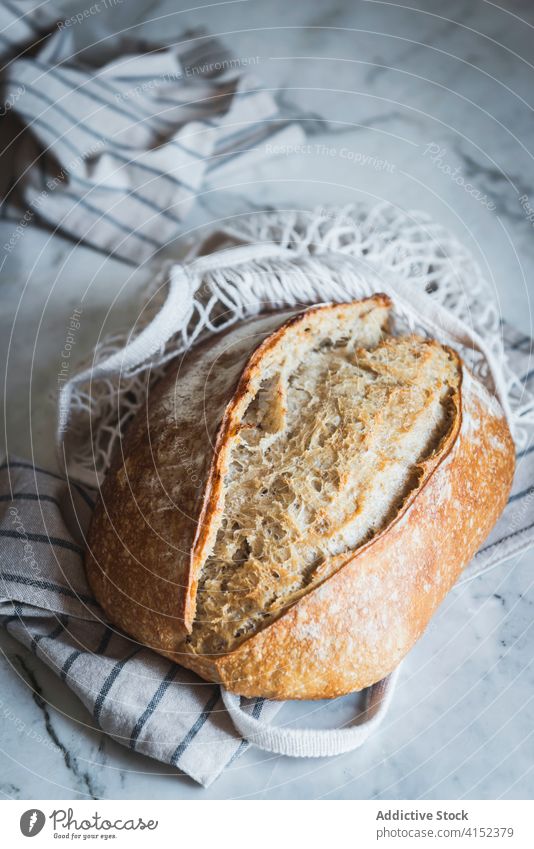 Nahaufnahme eines Laibes Brot Brötchen Kruste Bäckerei Gesundheit Korn Teigwaren köstlich Mittagessen frisch selbstgemacht Mahlzeit Diät braun gebacken