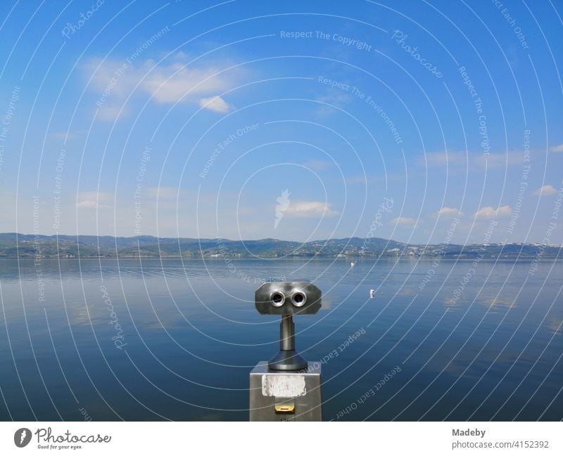 Fernglas mit Münzbetrieb für Touristen im Sommer bei blauem Himmel und Sonnenschein in Sapanca bei Adapazari in der Provinz Sakarya in der Türkei Aussicht