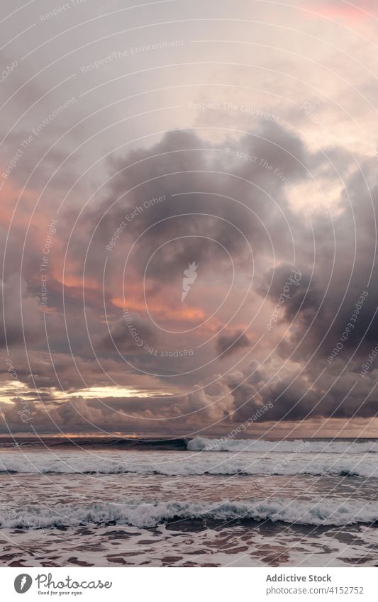 Spektakuläre Wolken über stürmischer See MEER Cloud Meereslandschaft Sonnenuntergang Unwetter Gewitter Himmel erstaunlich Gewitterwolke Abend Küste Strand