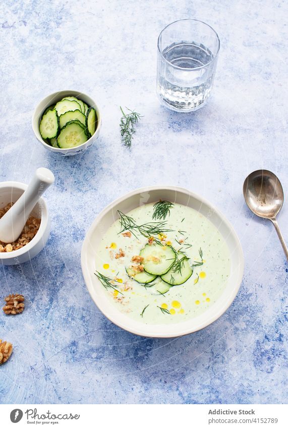 Kalte Gurken-Dill-Suppe in einer Schale serviert lecker Zutaten Essen zubereiten gekühlt erfrischend Löffel Sommer saisonbedingt Amuse-Gueule roh kalte Suppe