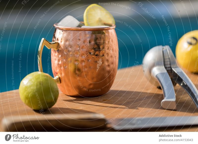 Moscow-Mule-Cocktail am Pool moskauer maultier trinken Alkohol Kalk Eis kalt kupfer Tasse drücken Getränk Zitrusfrüchte Erfrischung Frucht cool geschmackvoll