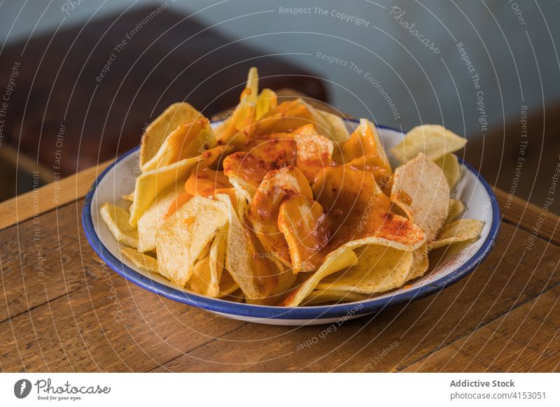 Leckere Kartoffelchips in Schale Chip Knusprig lecker Schalen & Schüsseln heimwärts Lebensmittel Snack Amuse-Gueule Paprika Haufen knirschen Kruste hölzern