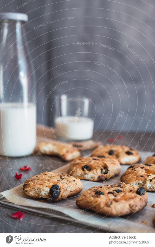 Frische hausgemachte Haferflockenplätzchen mit Rosinen Keks gebacken frisch selbstgemacht Gebäck melken Lebensmittel Gesundheit Frühstück Morgen lecker