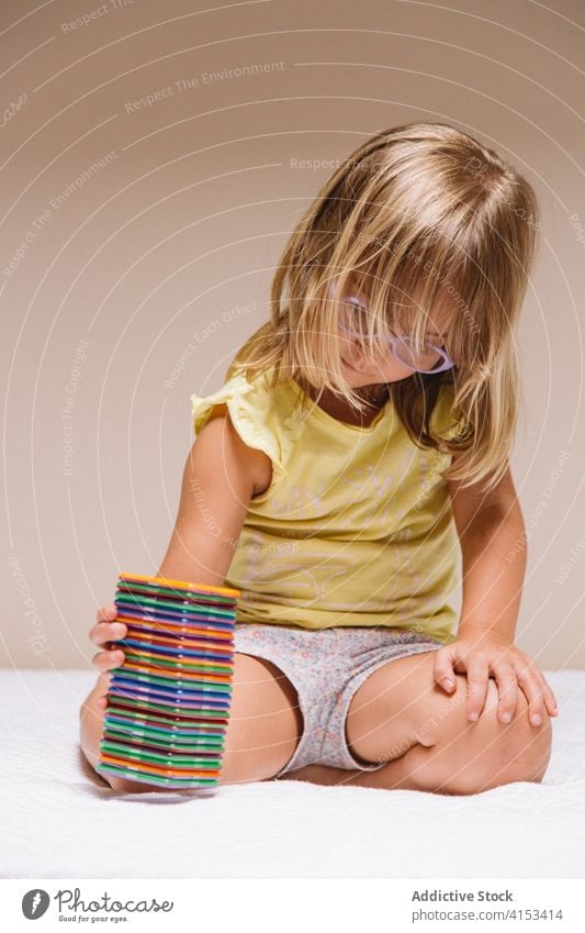 Kleines Kind spielt mit Konstruktor Spiel spielen Bauherr Bildung Klotz Mädchen Vorschule Spielzeug Entwicklung farbenfroh Kindheit wenig lernen Aktivität