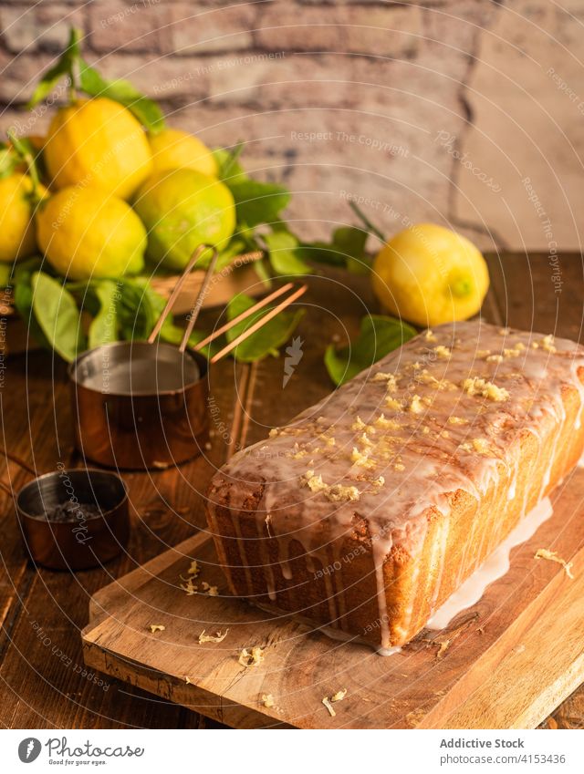 Hausgemachter Zitronenkuchen mit Glasur Kuchen Mohn gebacken Gebäck süß Dessert Zuckerguß Lebensmittel selbstgemacht Koch frisch rustikal appetitlich Küche