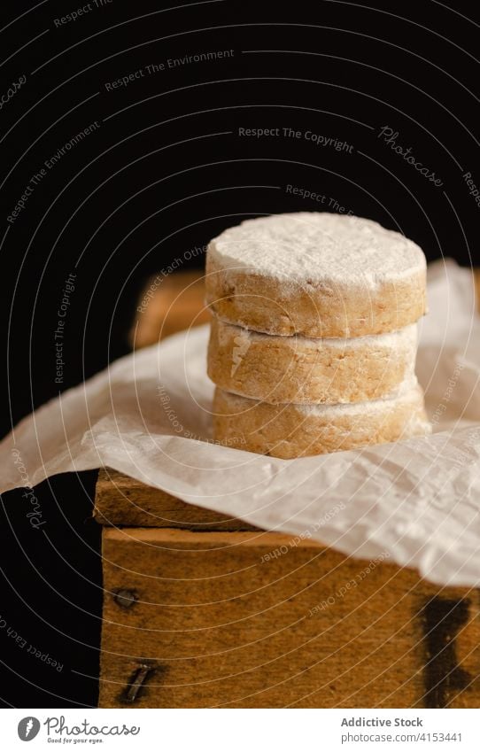 Leckere Polvorones auf dem Tisch im Studio polvoron Dessert süß Leckerbissen Haufen Atelier frisch Bäckerei gebacken natürlich geschmackvoll lecker Gesundheit