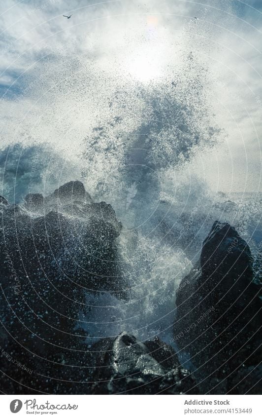 Stürmische See wogt auf Steinen felsig Ufer winken platschen MEER Wasser rau Küste Felsen schwer Lanzarote Spanien Kanarische Inseln sonnig Landschaft Meer