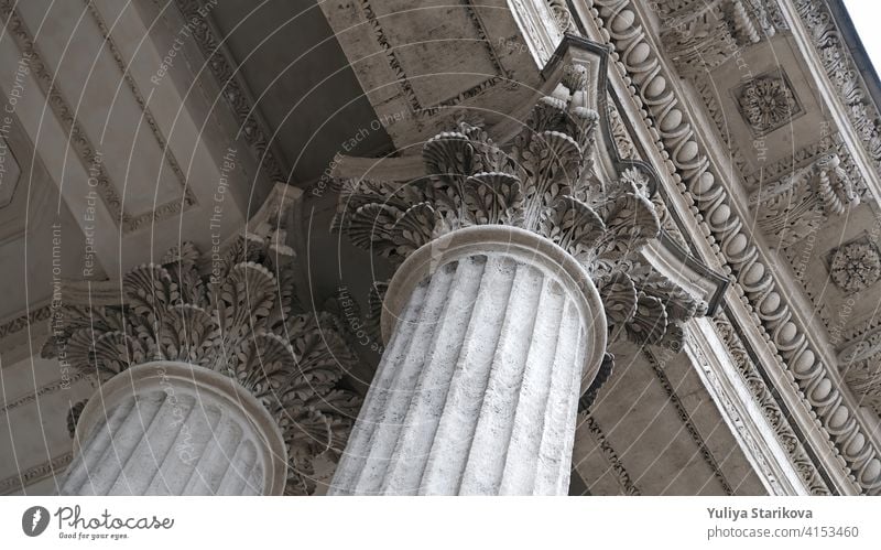 Klassische architektonische Säule. Details der Architektur eines historischen Gebäudes. Element des äußeren Gebäudes mit Säulen und Stuckleisten an der Decke der Kathedrale in St. Petersburg, Russland.