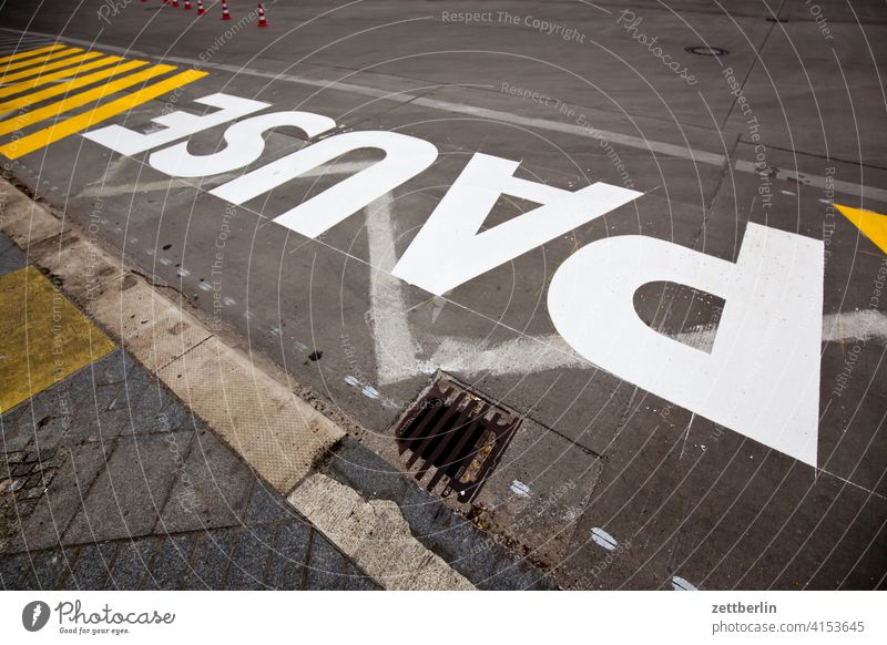 PAUSE asphalt aussage botschhaft buchstabe ecke einzelbuchstabe fahrbahnmarkierung hinweis info information navi navigation orientierung rechts richtung satz