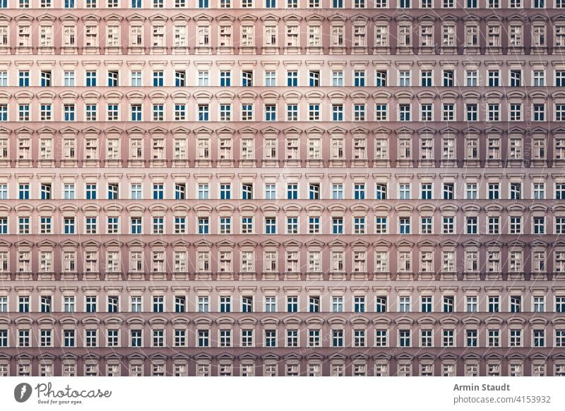 Architekturmuster, Fenster mit Stuck eines alten Berliner Hauses Anonymität anonym Appartement Hintergrund groß Klotz Gebäude Großstadt Konstruktion