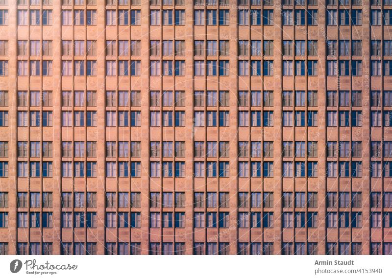 Architekturmuster, Fensterfassade mit reflektiertem Licht am Abend Anonymität anonym Hintergrund groß Klotz Gebäude Großstadt Konstruktion Außenseite Fassade