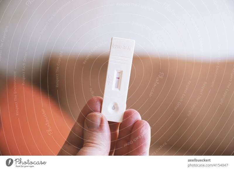 Hand mit Coronavirus Covid-19 Antigentest Selbsttest mit negativem Ergebnis Schnelltest COVID-19 Person Prüfung benutzend Diagnostik Gesundheit Pandemie Probe