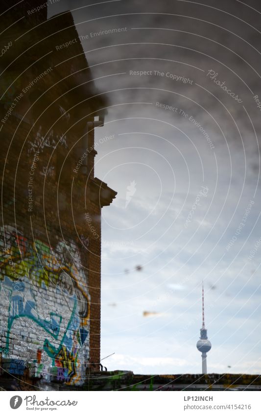 Alex in der Pfütze Fernsehturm Berliner Fernsehturm Reflexion & Spiegelung Sehenswürdigkeit Wahrzeichen Fabrik Wasser Bodenbelag Alexanderplatz