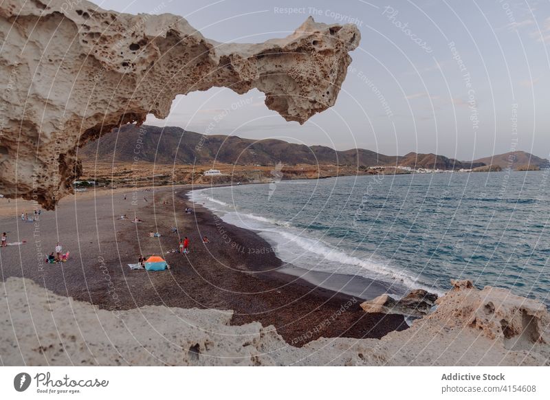 Majestätische Kulisse von Strand und Meer türkis MEER Meereslandschaft Küste felsig Wasser übersichtlich Küstenlinie Natur Ufer friedlich ruhig spektakulär