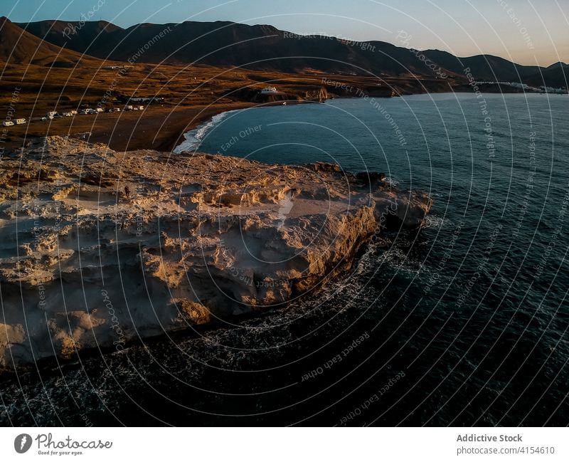 Majestätische Kulisse von Strand und Meer türkis MEER Meereslandschaft Küste felsig Wasser übersichtlich Küstenlinie Natur Ufer friedlich ruhig spektakulär