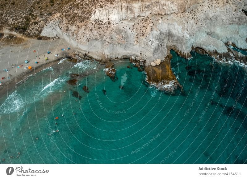 Majestätische Kulisse von Strand und Meer türkis MEER Meereslandschaft Küste felsig Wasser übersichtlich Küstenlinie Natur Ufer friedlich ruhig spektakulär