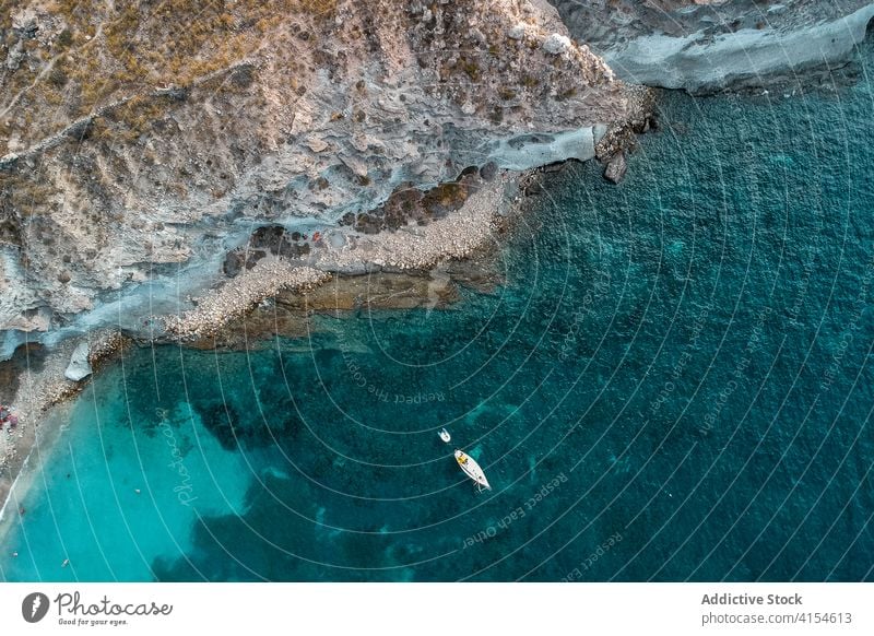 Majestätische Kulisse von Strand und Meer türkis Boot MEER Meereslandschaft Küste felsig Wasser übersichtlich Küstenlinie Natur Ufer friedlich ruhig spektakulär