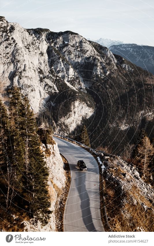 Kurvenreiche Straße durch bewaldete Berge Wald Wind Berge u. Gebirge Berghang PKW Fahrbahn nadelhaltig wild Natur Gefahr reisen Route Umwelt Reise Ausflug