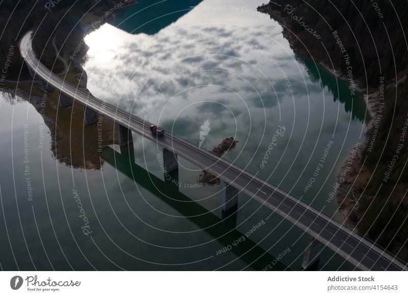 Lkw auf Hängebrücke über den Fluss Suspension Brücke Lastwagen Laufwerk Straße Windstille Landschaft Herbst Reflexion & Spiegelung Deutschland Österreich