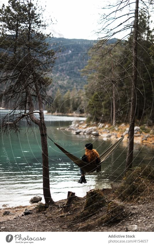 Frau entspannt in Hängematte in der Nähe von See Berge u. Gebirge sich[Akk] entspannen bewundern Landschaft Teich Hochland Herbst Deutschland Österreich