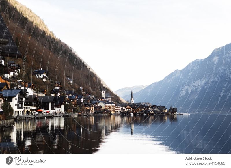 Kleine Stadt am bergigen Seeufer Berge u. Gebirge Küste Ufer Berghang Wohnsiedlung Haus Landschaft Natur Herbst Wasser Windstille friedlich Kamm Ambitus Dorf