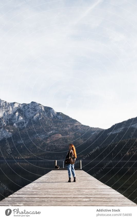 Frau steht auf Holzsteg in der Nähe von Bergsee Pier Promenade See Berge u. Gebirge Herbst hölzern Felsen Ufer Küste Natur reisen Tourismus einsam Deutschland