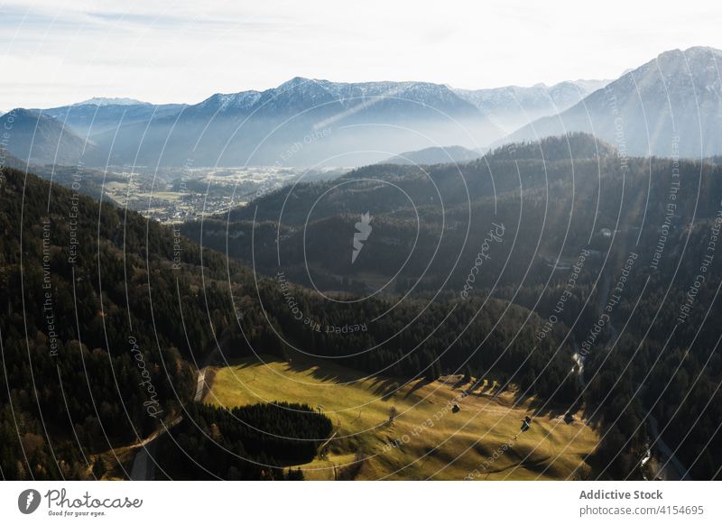 Malerisches Bergtal im Sonnenlicht Berge u. Gebirge Tal Wald Rochen Sonnenstrahlen grün malerisch Natur Landschaft nadelhaltig Ambitus Umwelt Kamm reisen