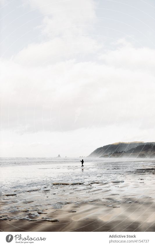 Person am Meer an einem bewölkten Tag Meeresufer Spaziergang wolkig Meereslandschaft trist bedeckt MEER schäumen Natur USA Vereinigte Staaten amerika Wetter