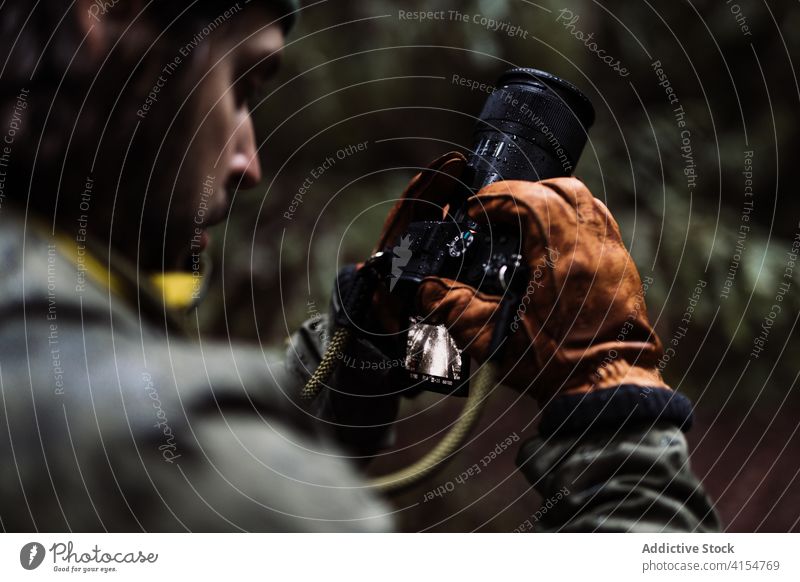 Männlicher Fotograf mit Kamera im Herbst Wald Reisender Wälder Mann Fernweh fotografieren Fotografie erkunden männlich USA Vereinigte Staaten amerika