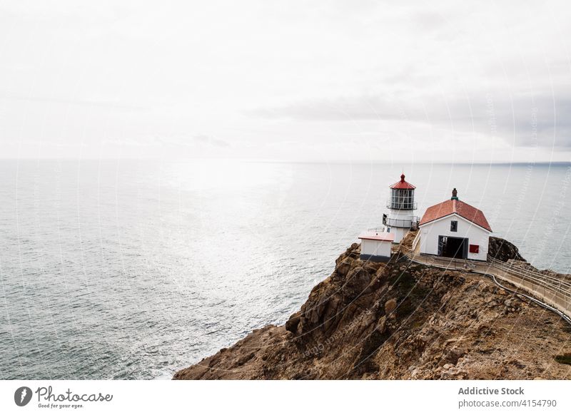 Leuchtturm auf felsiger Klippe in Meeresnähe Leuchtfeuer rau Meereslandschaft navigieren Turm MEER Windstille USA Vereinigte Staaten amerika Kabine Landschaft