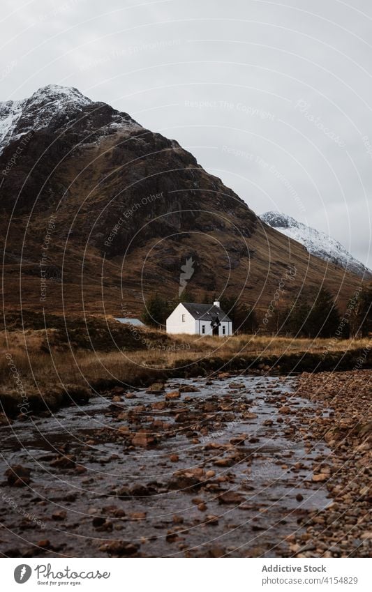 Einsames Haus im Gebirgstal im Herbst Berge u. Gebirge Tal Hochland Saison einsam kalt Fluss wohnbedingt Schottisches Hochland Schottland Großbritannien