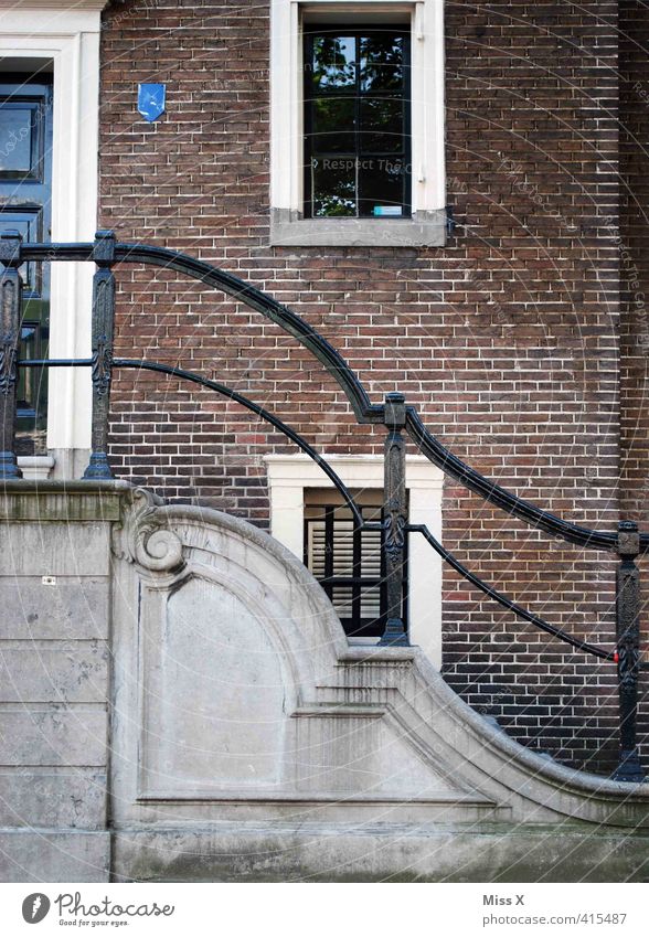 Volute Häusliches Leben Wohnung Haus Altstadt Burg oder Schloss Fassade Fenster Tür alt Treppengeländer Backsteinfassade Jugendstil Gebäude Farbfoto