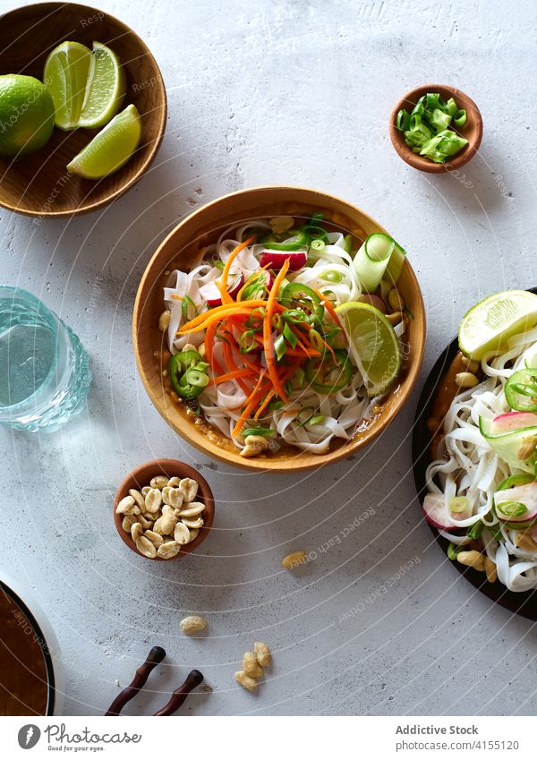 Vegane Reisnudeln Salatbeilage Lebensmittel Veganer Draufsicht Salatgurke Gemüse Nudel Kalk Erdnuss Saucen asiatisch Kochen Chinesisch frisch Abendessen grün