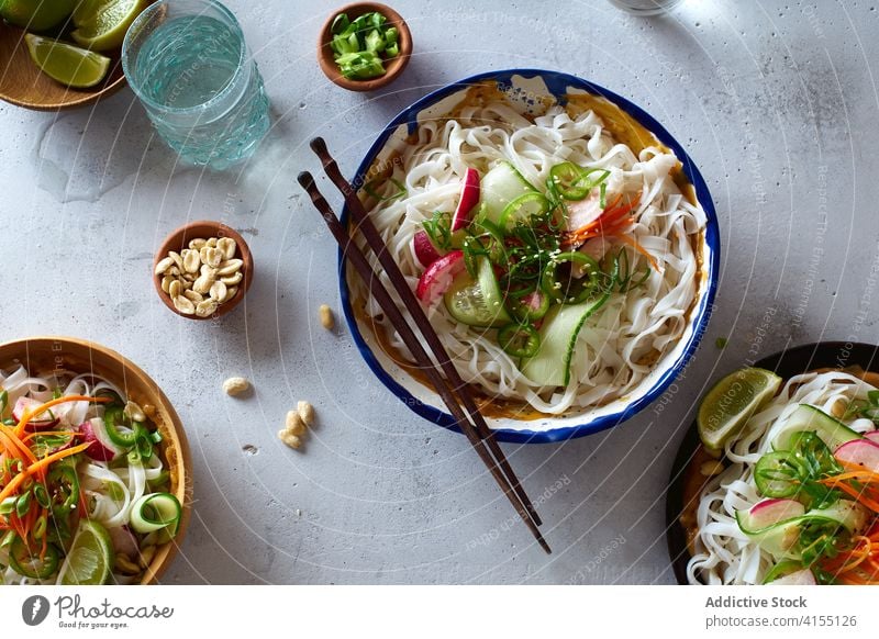 Vegane Reisnudeln Salatbeilage Lebensmittel Veganer Draufsicht Salatgurke Gemüse Nudel Kalk Erdnuss Saucen asiatisch Kochen Chinesisch frisch Abendessen grün