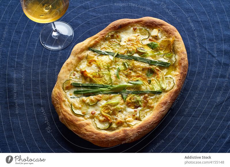 Draufsicht auf die vegetarische Pizza Zucchini Zwiebel Vegetarier blau Orangenwein Käse Kruste Salz Italienisch Küche Lebensmittel Mahlzeit Flachlegung Overhead