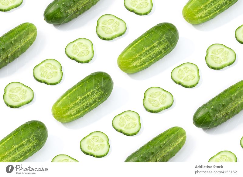 Gurkenmuster isoliert auf weißem Hintergrund. Gurke (Cucumis sativus) Salatgurke halbiert Gemüse vereinzelt weißer Hintergrund Lebensmittel Scheibe Gesundheit