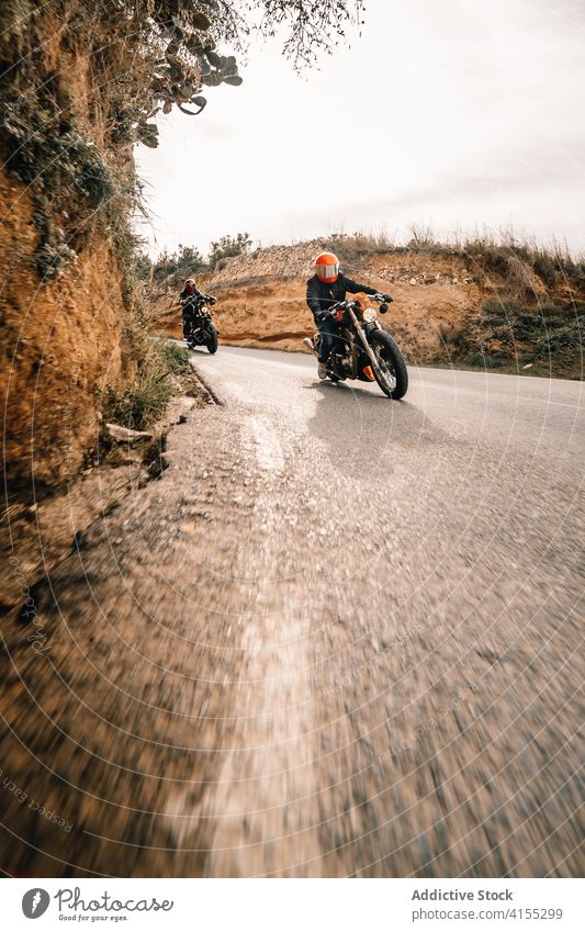 Fahrer auf Motorrädern fahren auf kurviger Straße Biker Motorrad Mitfahrgelegenheit Laufwerk Kurve Geschwindigkeit Berge u. Gebirge Kraft schnell reisen