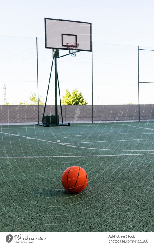 Basketball auf dem Platz im Sommer Ball Sportpark Spielplatz Gericht Gerät orange Farbe lebhaft urban Boden modern Aktivität Energie rund Form hell Hobby