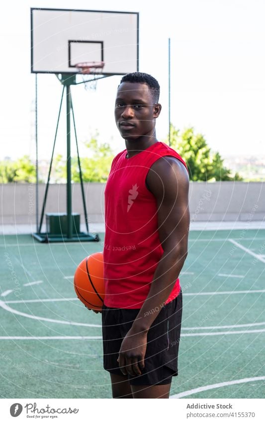 Schwarzer männlicher Sportler mit Basketball auf dem Sportplatz Spieler Ball Mann Sportpark Spielplatz Windstille Bestimmen Sie Athlet Gericht ethnisch schwarz