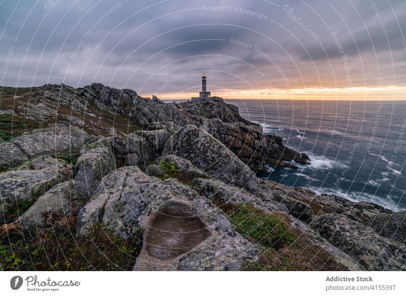 Leuchtfeuer auf felsigem Hügel bei Sonnenuntergang Leuchtturm Klippe Landschaft Himmel MEER rau spektakulär Küste Abenddämmerung malerisch atemberaubend Felsen