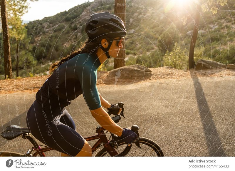 Frau Rennrad horizontal junger Erwachsener Reife Frau fahren Sonnenuntergang 40 Jahre Bewegung Menschen Reiten Sport Athlet Athletik Farbbild Fahrradfahren