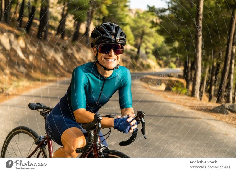 Frau Rennrad horizontal junger Erwachsener Reife Frau fahren Sonnenuntergang 40 Jahre Bewegung Menschen Reiten Sport Athlet Athletik Farbbild Fahrradfahren