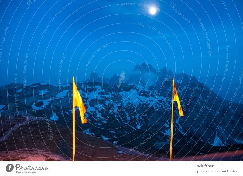 mondhell Umwelt Natur Landschaft Mond Vollmond Felsen Alpen Berge u. Gebirge Gipfel Schneebedeckte Gipfel Gletscher dunkel blau Fahne Fahnenmast Südtirol