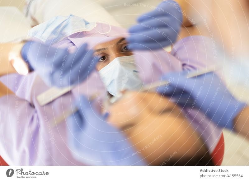 Reflexion des Zahnarztes im Spiegel geduldig Reflexion & Spiegelung Gesicht Aushärten Klinik dental Verfahren Pflege Hygiene Medizin Behandlung Gesundheit Arzt