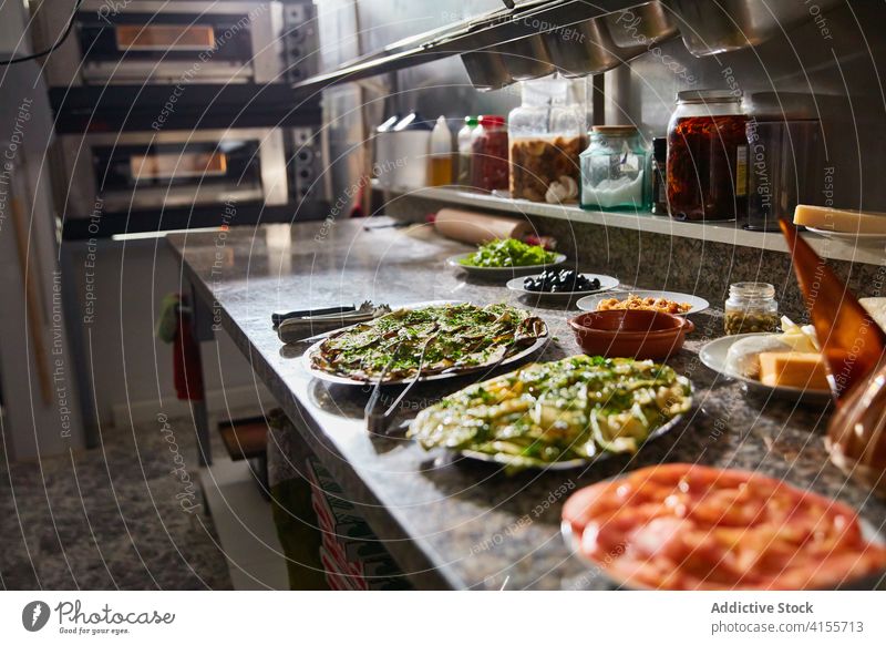 Verschiedene Zutaten für eine Pizza auf einem Marmortisch gebacken heiß Lebensmittel Küche Tradition Italienisch Koch aromatisch Kraut Restaurant Bestandteil