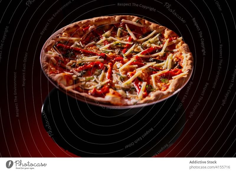 Leckere Pizza auf dem Teller spinnen frisch Speise Italienisch Tradition dunkel Lebensmittel Küche lecker Snack Mahlzeit geschmackvoll Feinschmecker gebacken