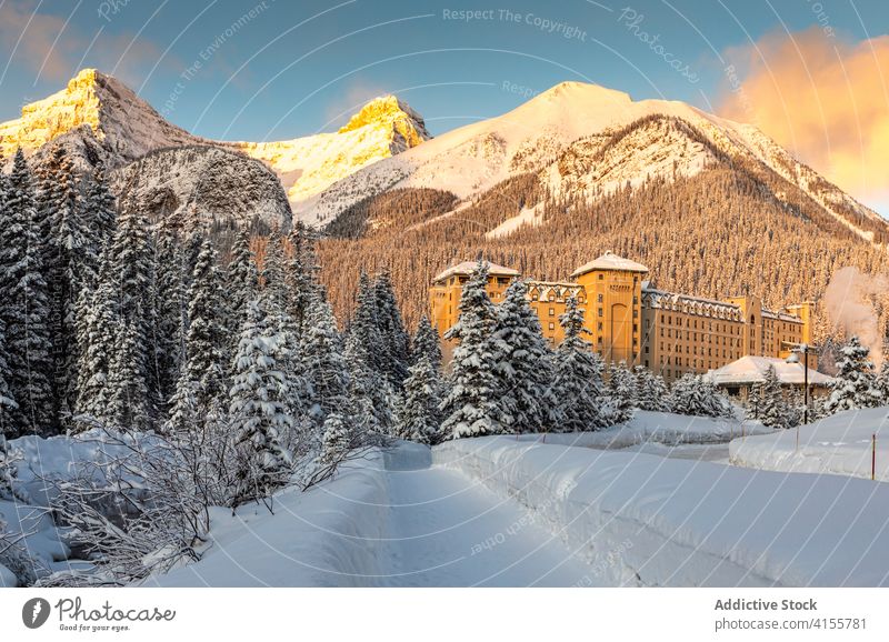 Winterlandschaft der Berge bei Sonnenuntergang Berge u. Gebirge Landschaft Straße Schnee Abend Saison kalt Hochland Gelände Himmel Natur Abenddämmerung ruhig