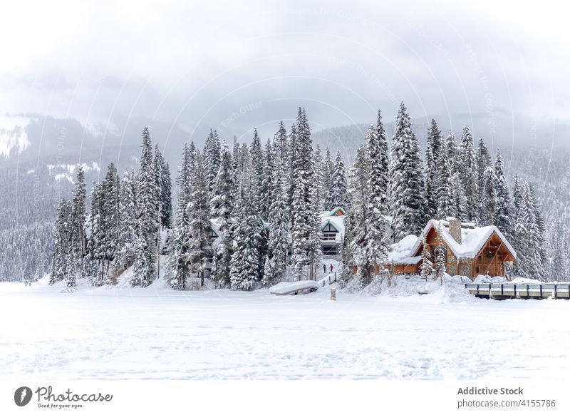 Großes Haus in verschneitem Bergtal Berge u. Gebirge Winter Schnee Landschaft Tal kalt Natur Wald Saison einsam Gebäude malerisch nadelhaltig Wälder reisen