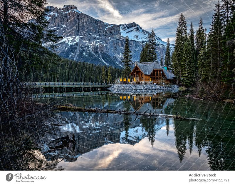 Holzhaus in der Nähe eines Bergsees im Wald Berge u. Gebirge See Haus Felsen wild Reflexion & Spiegelung Landschaft Natur Lager majestätisch kalt malerisch